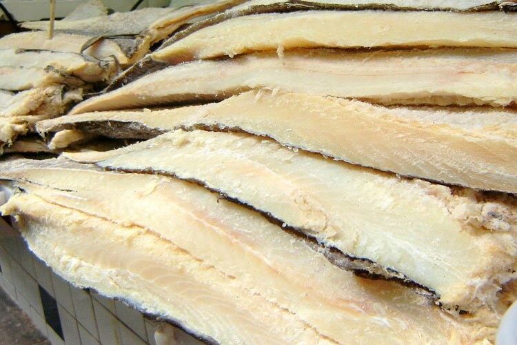 Peixe seco e salgado é vendido como bacalhau nos supermercados. Imagem: Reprodução