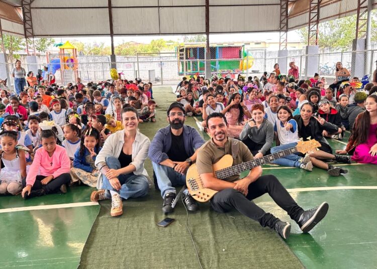 A iniciativa leva apresentações gratuitas e oficinas a diferentes espaços da cidade, como escolas públicas, abrigos e ambientes culturais. Foto: Allyne Laís