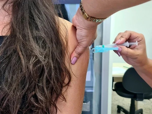 A campanha nacional segue em andamento nas unidades básicas de saúde, com foco em grupos prioritários como idosos, crianças, gestantes e pessoas com comorbidades. Imagem: Reprodução