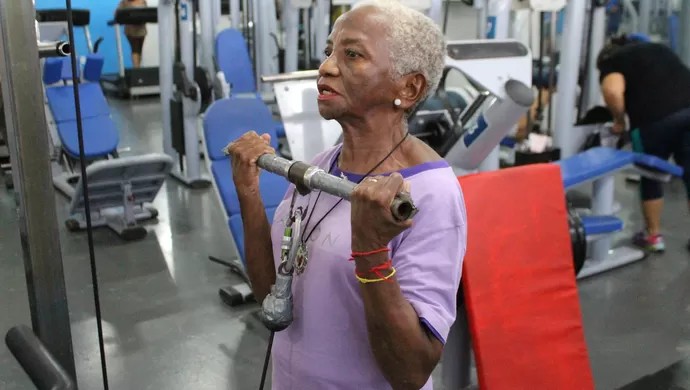 Dona Maria Socorro faz musculação há um ano. Foto: Renato Pereira