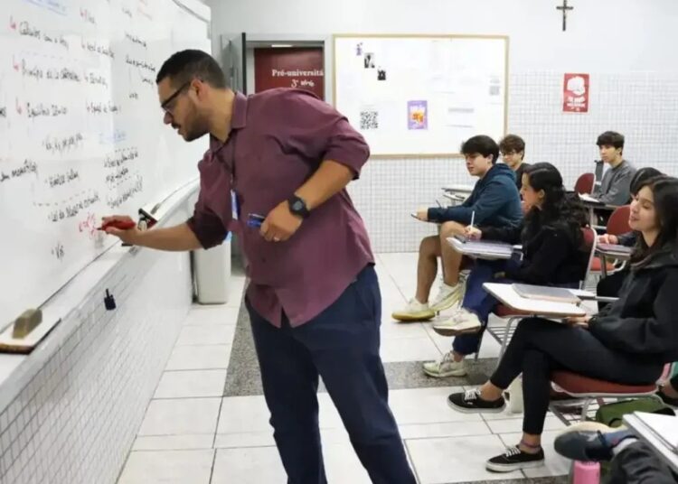 A novo piso salarial dos professores representa um aumento de 5,4% sobre o valor anterior. Foto: Agência Brasil
