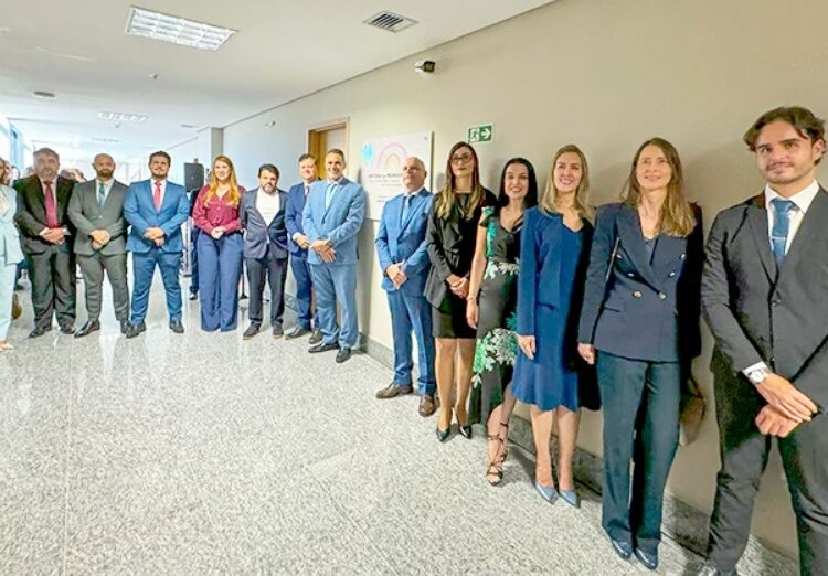 Presidente do TJGO, desembargador Leandro Crispim, e o prefeito Márcio Corrêa entre as autoridades presentes.