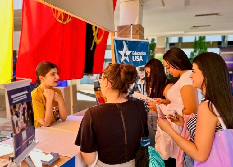 Feira de Intercâmbios da UniEVANGÉLICA.