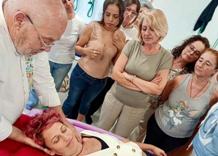 Tratamento já validado é aplicado pelo terapeuta,
traduzindo pesquisa em cuidado direto e próximo.
