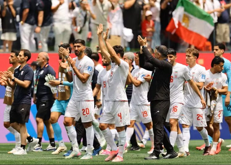 Seleção do Irã aplaude torcida após empate com a Bélgica — Foto: REUTERS/Daniel Cole