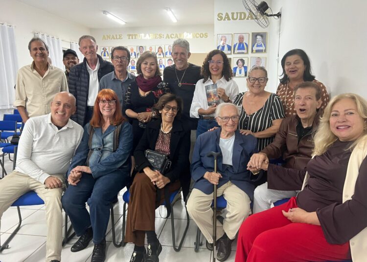 ublicação foi celebrada na noite de autógrafos na ULA.