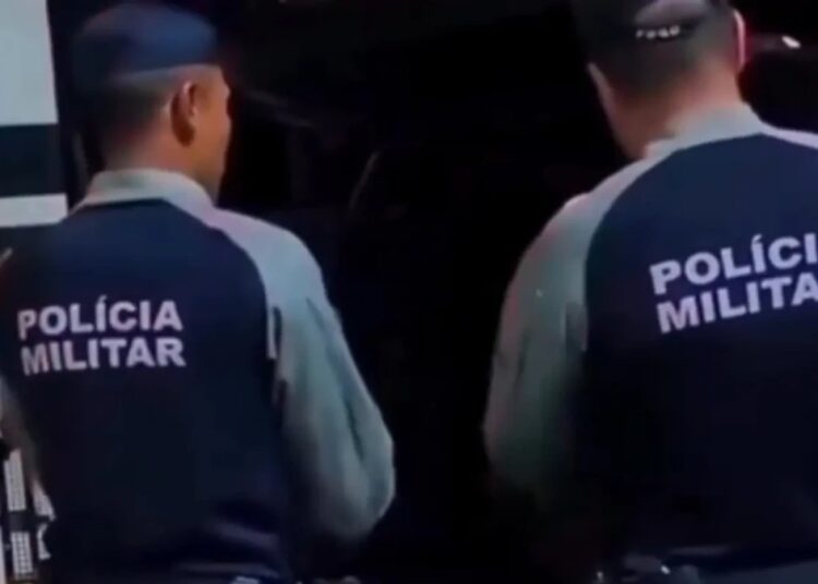 PMs de Goiás batem palmas e cantam parabéns para aniversariante preso em camburão da Polícia Penal. Foto: Redes sociais