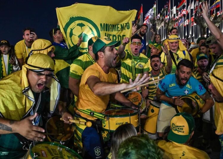 Torcedores do Brasil reunidos no Flag Plaza, em Doha, durante a Copa do Mundo de Futebol do Catar 2022. — Foto: NELSON ALMEIDA/AFP