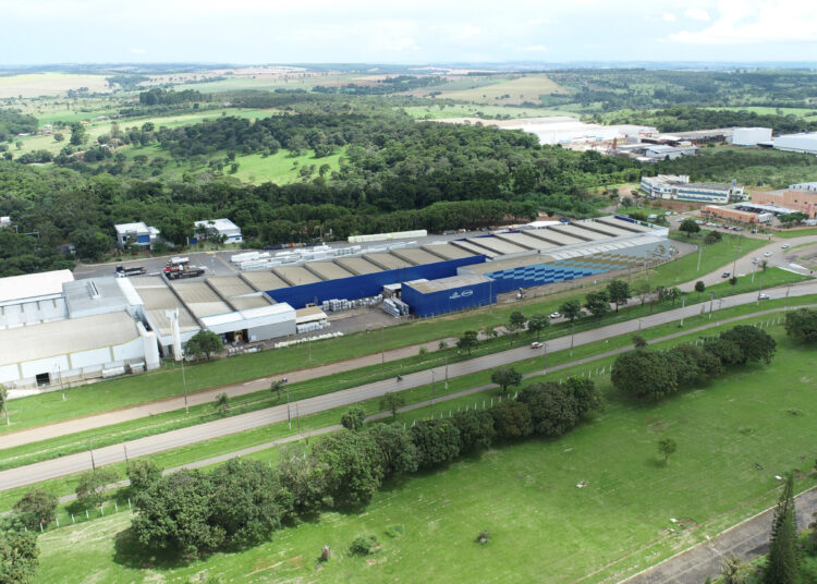 O verde que envolve a sede da Kingspan Isoeste em Anápolis, simboliza uma convicção construída ao longo de décadas: desenvolvimento industrial e preservação ambiental podem
caminhar lado a lado. A empresa investe continuamente em reflorestamento, arborização urbana e projetos ambientais que beneficiam colaboradores e toda a comunidade anapolina