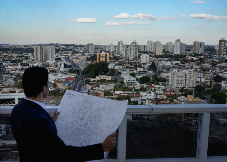 Do alto, Pedro Busby contempla Anápolis com o olhar de quem transforma planejamento em desenvolvimento e futuro.