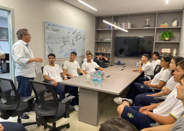 Empresário e rotariano, Moacir Melo recebe alunos do Ensino Médio em ocasiões especiais para palestra sobre empreendedorismo, gestão e propósito nos negócios.
