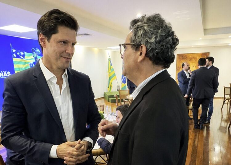 Governador de Goiás, Daniel Vilela, e o pró-reitor de Pós-Graduação, Pesquisa, Extensão e Ação Comunitária da UniEVANGÉLICA, professor Sandro Dutra, durante solenidade no Palácio das Esmeraldas.