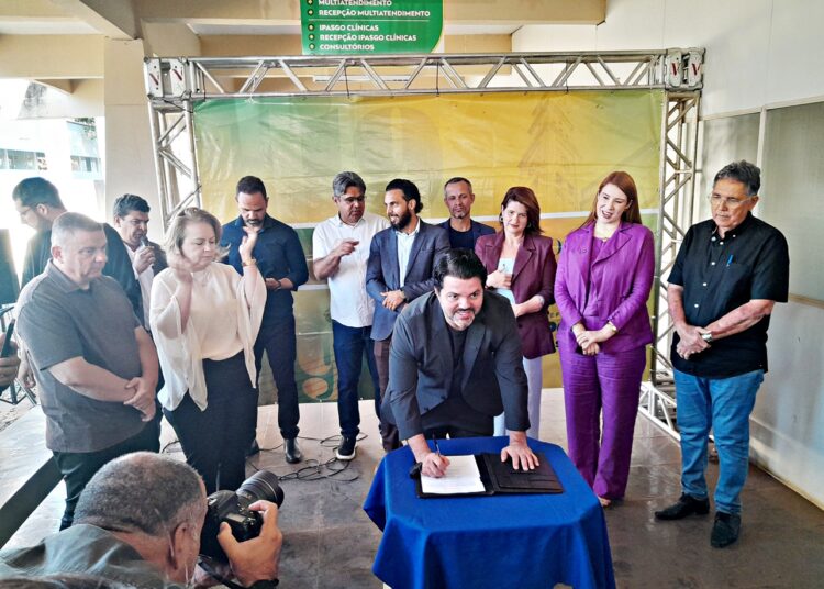 Assinatura da odem de serviço do Centro Municipal de Diagnóstico