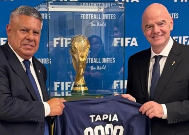 Chiqui Tapia e Gianni Infantino. Imagem: Reprodução
