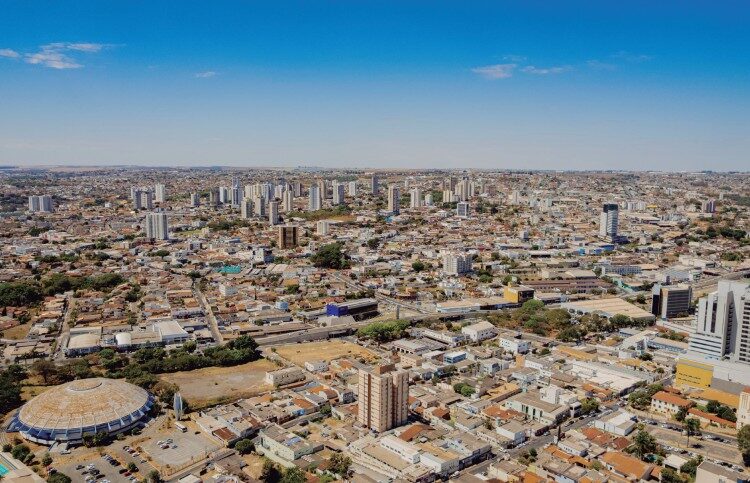 A foto panorâmica destaca a bela geografia urbana de Anápolis, município cujo desenvolvimento econômico e histórico está gravado em suas ruas. Foto: Paulo de Tarso