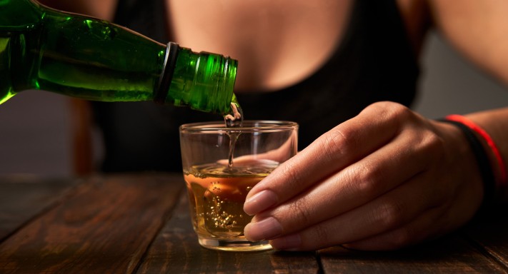 No Brasil, o uso abusivo de álcool causa cerca de 105 mil mortes anuais, com 14% das vítimas sendo do sexo feminino. Imagem: Reprodução