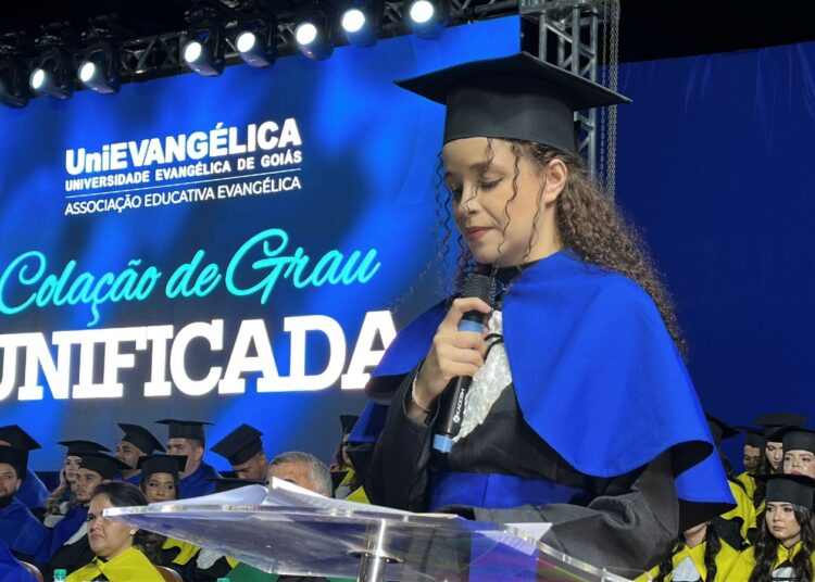 Oradora da turma de Publicidade e Propaganda, Anna Victória da Silva Santos