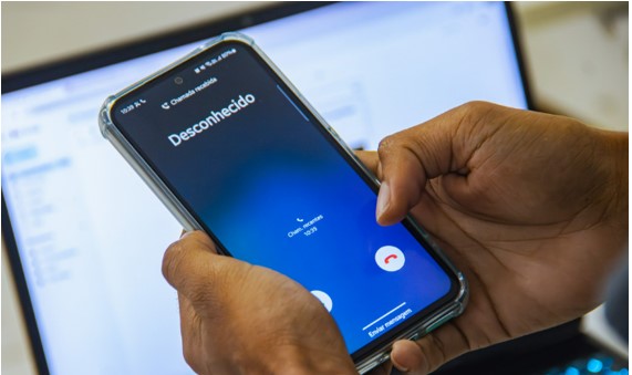 Os smartphones contam com ferramentas integradas para bloquear contatos específicos.  Imagem: Reprodução