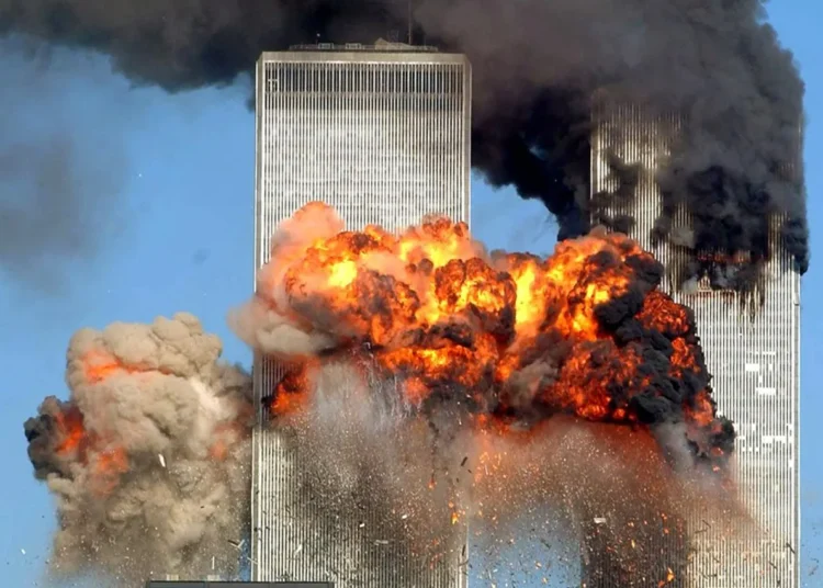 Fumaça e chamas são levantadas assim que o voo 175 se choca com a torre sul do World Trade Center no 11 de setembro, matando todos à bordo e centenas de pessoas que estavam dentro do prédio.
Foto de Spencer Platt, Getty Images