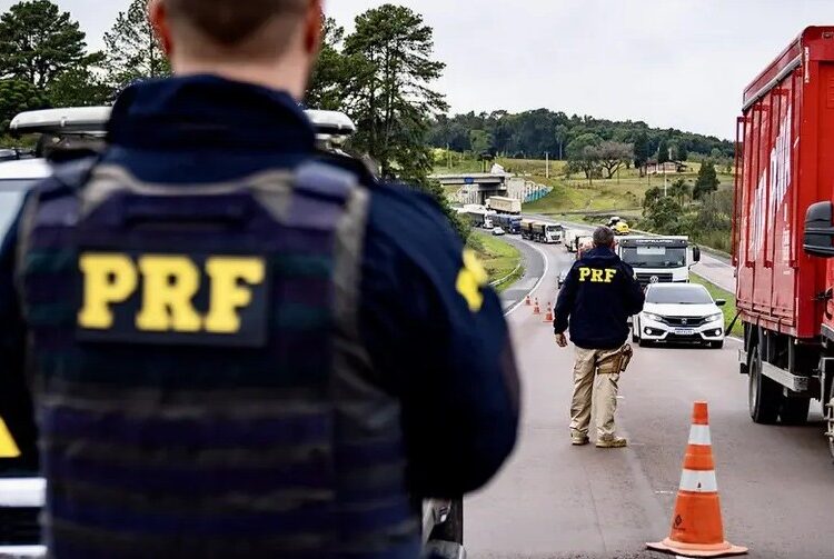 Pelo texto, a abordagem a veículos fica restrita a situações de risco concreto e iminente à vida. Foto: PRF