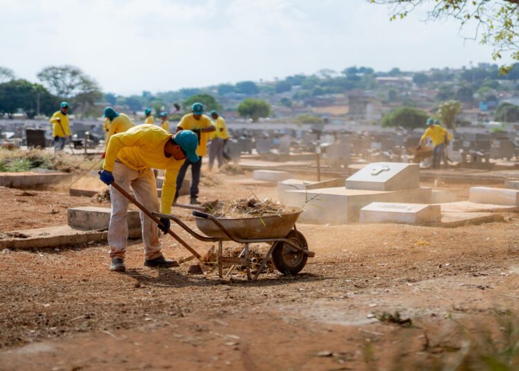 Programa Segunda Chance reúne 30 pessoas do sistema prisional na zeladoria de cemitérios e espaços públicos em Anápolis. Foto: Paulo de Tarso