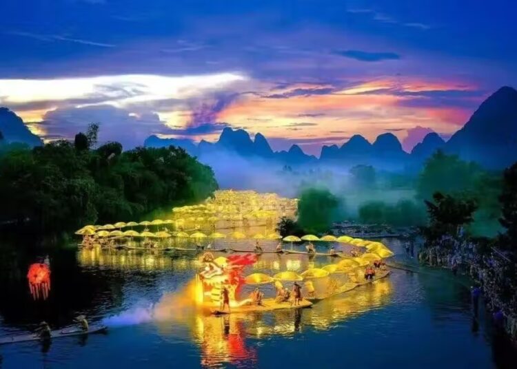 As águas do rio Yulong, em Yangshuo, ganharam a forma de um enorme dragão dourado durante as celebrações do Festival do Meio do Outono, na China.