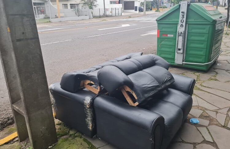 O serviço recolhe gratuitamente itens como sofás, camas, colchões, guarda-roupas, geladeiras e fogões. Imagem: Reprodução