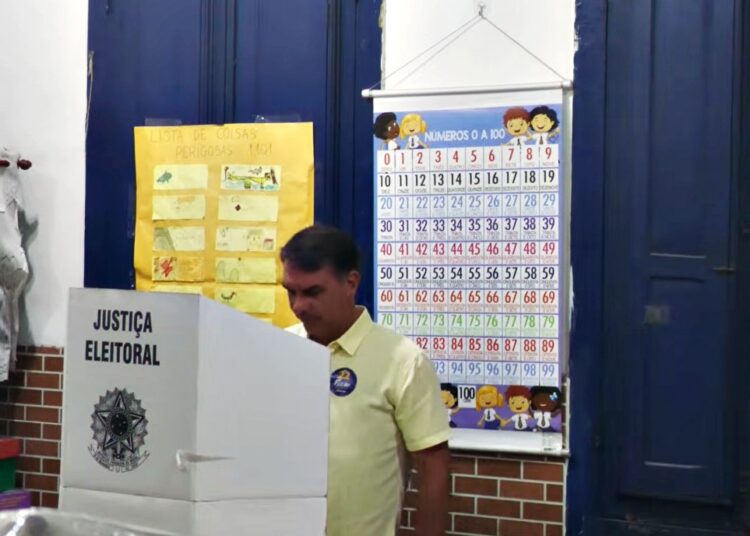 Flávio Bolsonaro vota no Rio- reprodução