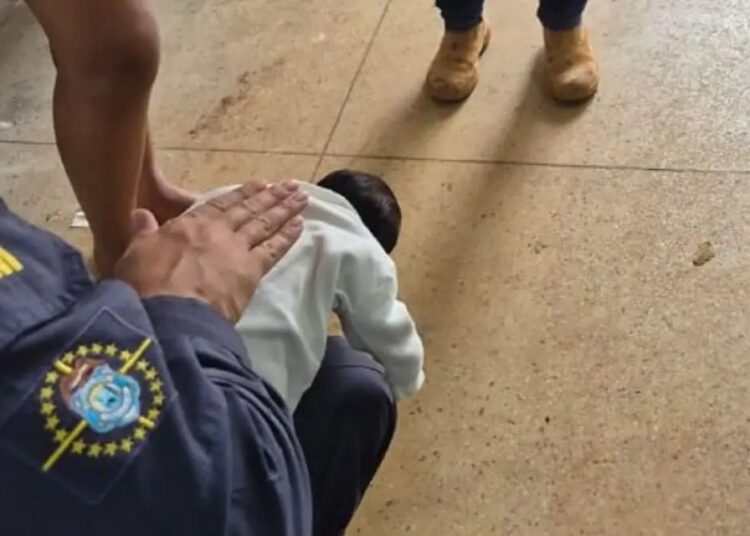 Agente da GCMJ que realizou a manobra de desobstrução na bebê (Foto: GCM)