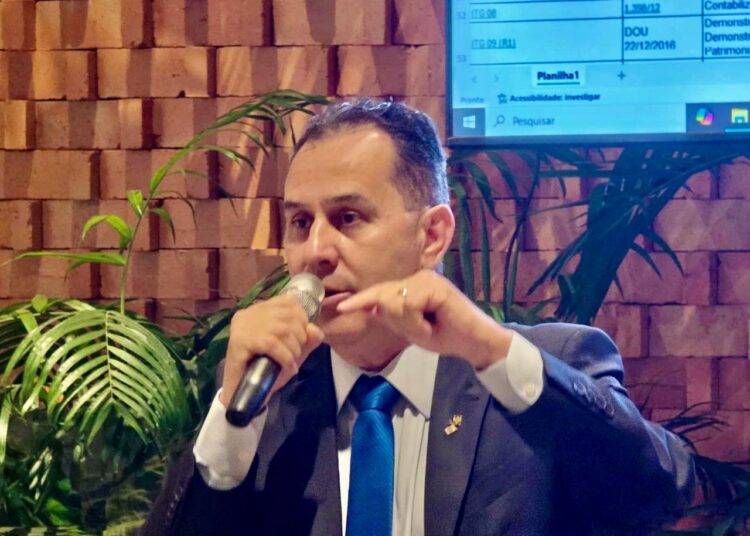 Auditor Claudio Alves, discorre sobre
importante assunto em encontro do Rotary