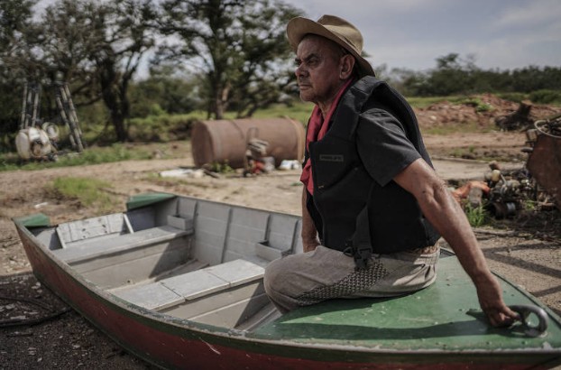 Trabalhador de serviços gerais, Octavio Aguiar ajudou no resgate mesmo após quase perder tudo o que tinha em casa durante a enchente em Eldorado do Sul. Foto: Carlos Macedo.