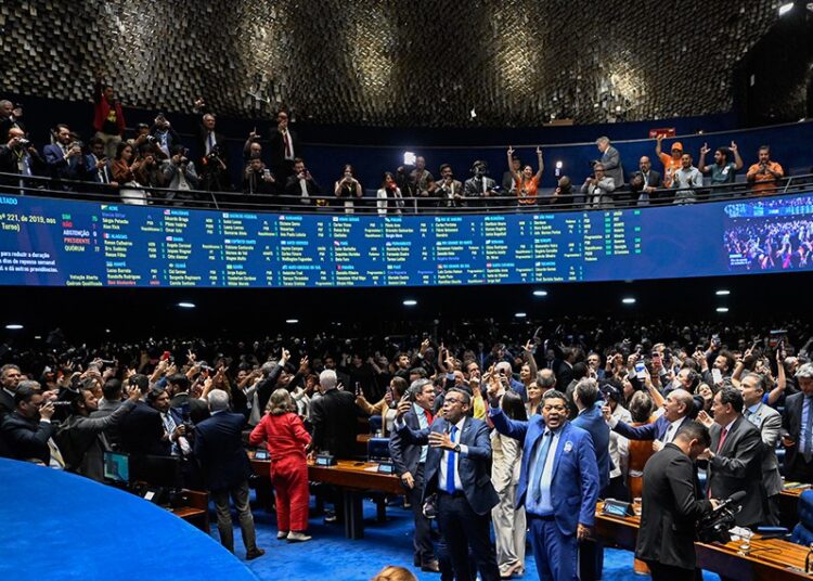 No Plenário lotado, senadores comemoram aprovação final da redução da jornada de trabalho

Fonte: Agência Senado