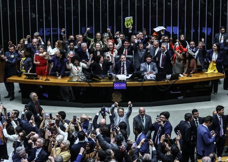 Deputados comemoram a aprovação da PEC que acaba com a escala 6x1. Texto está parado há mês no Senado à espera de despacho da presidência do Senado. Foto: Gabriela Biló