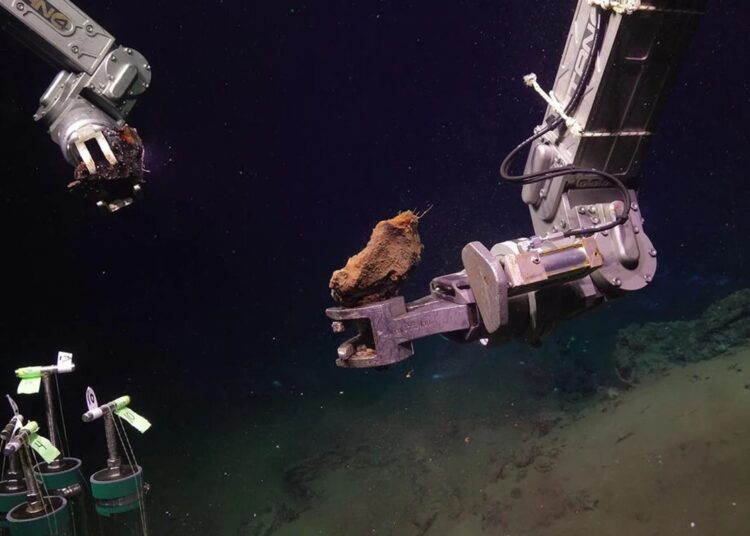 Foto: Veículo operado remotamente Jason, utilizado em pesquisas oceanográficas. (ROV Jason / Instituto Oceanográfico de Woods Hole)