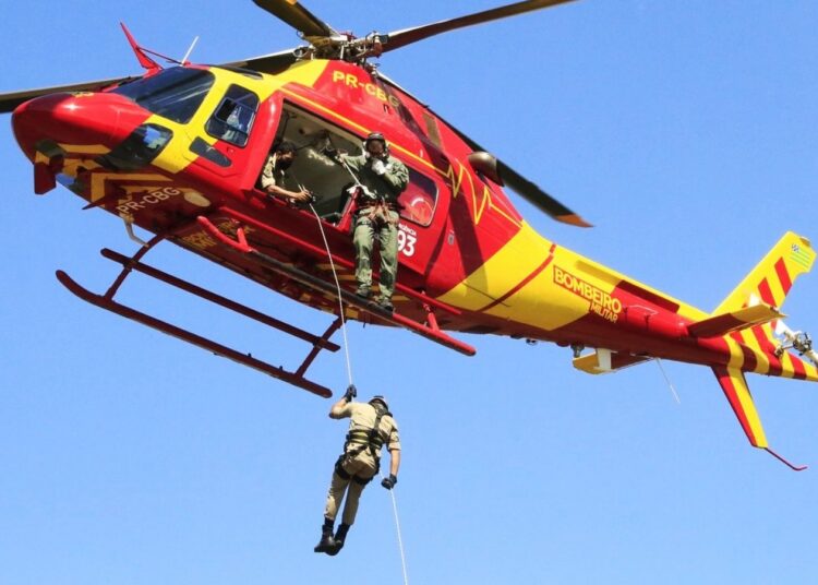 Resgastes aéreos ajudam a salvar vidas