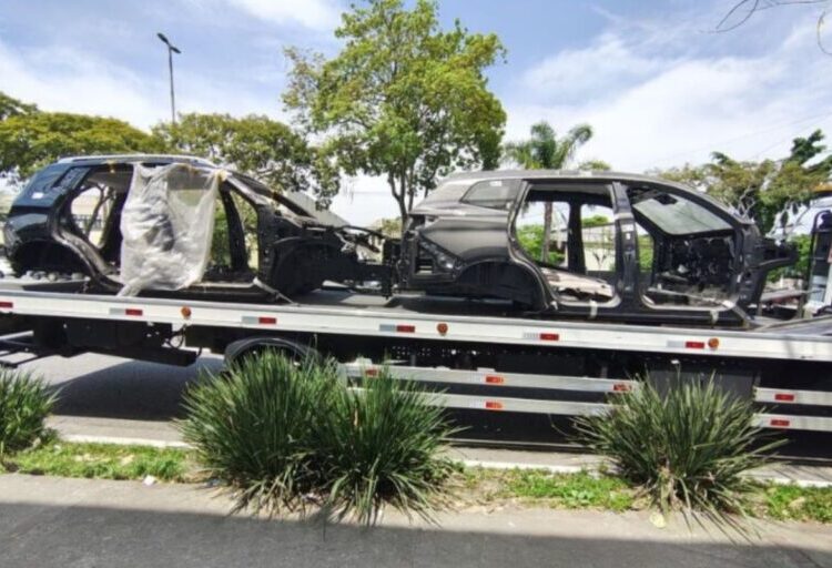 Carros eram desmanchados para a venda de peças (Foto: MPGO)